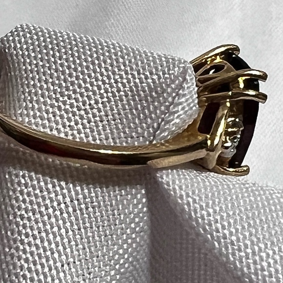 10K YELLOW GOLD GARNET AND DIAMOND RING - Picture 9 of 16